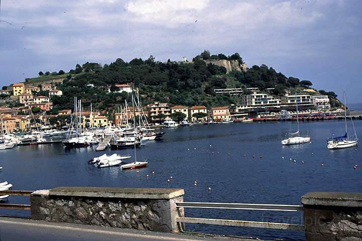 eu_it_elba_008.jpg - Blick auf Porto Azzurro, Insel Elba