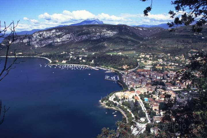 eu_it_gardasee_003.JPG - Blick auf den Gardasse vom Aussichtberg La Rocca, Italien