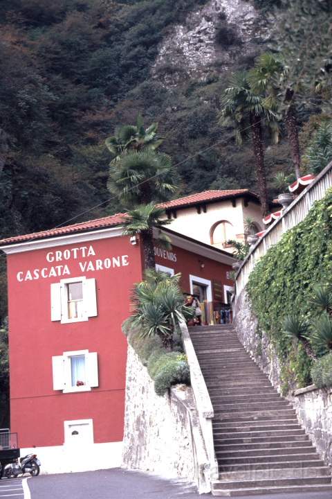 eu_it_gardasee_005.JPG - Der Eingang zur Grotte und Wasserfall Cascate Varone am Gardasee