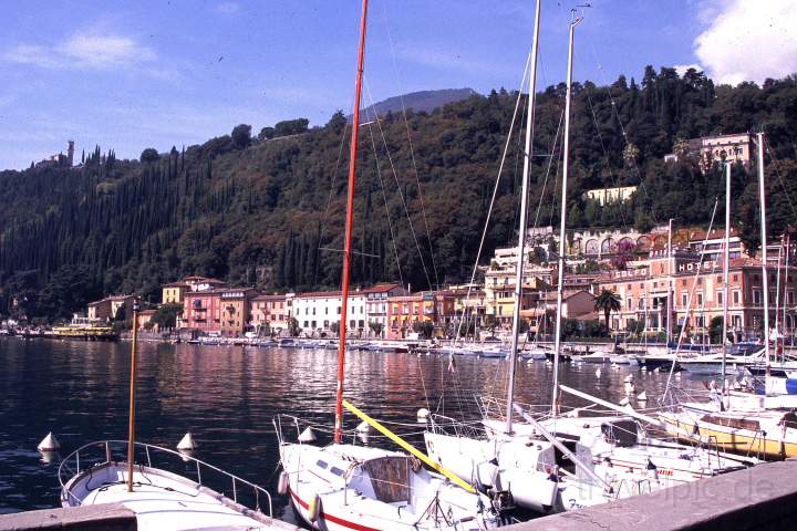 eu_it_gardasee_014.JPG - Der Hafen von Maderno am Gardasee, Oberitalien