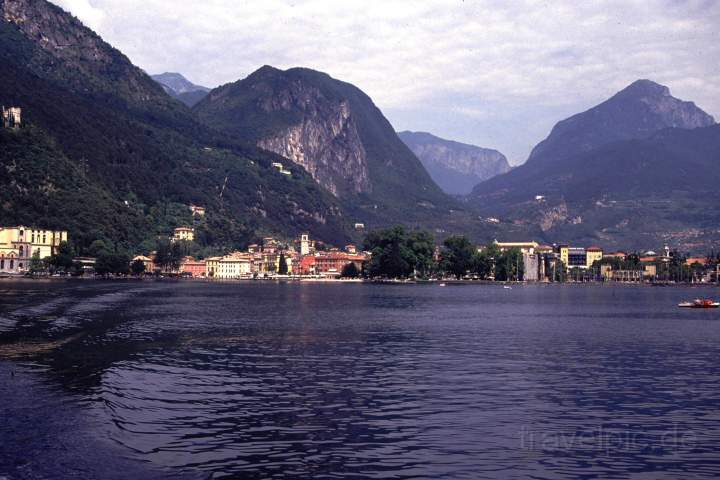 eu_it_gardasee_018.JPG - Riva del Garda vom Gardasee aus, Norditalien