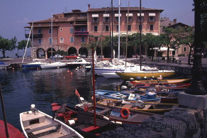 eu_it_gardasee_022.JPG - Der Hafen von Torri del Benaco am Gardasee, Italien