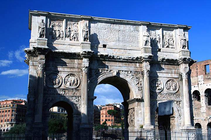 eu_it_rom_004.jpg - Der Konstantinbogen beim Colosseum in Rom