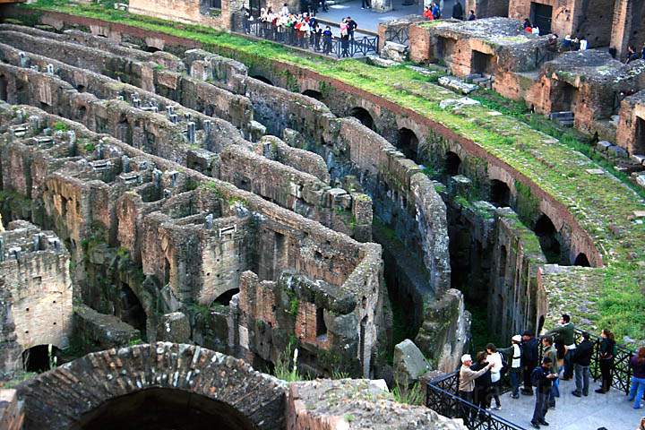 eu_it_rom_005.jpg - Im Inneren des Colosseums zu Rom