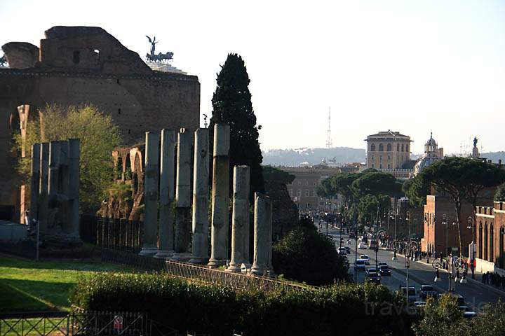 eu_it_rom_008.jpg - Blick vom Colosseum auf den Templo di Venere e Roma in Rom