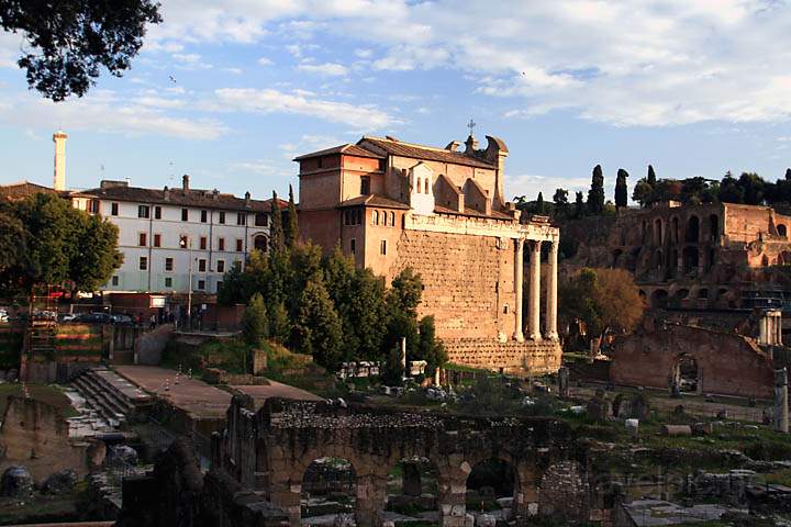 eu_it_rom_009.jpg - Blick von der Via dei Fori di Imperiali auf das Forum Romanum