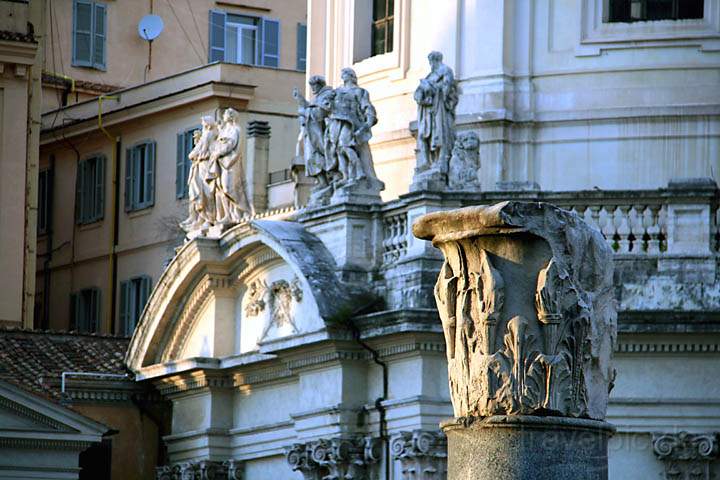 eu_it_rom_011.jpg - Säulen an der Kirche Madonna di Loreto in Rom