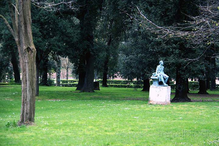 eu_it_rom_016.jpg - Eine Statue im Park Villa Borghese in Rom