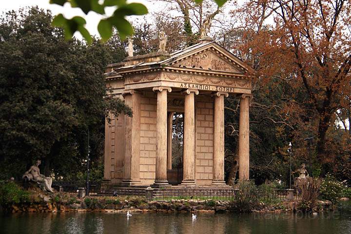eu_it_rom_017.jpg - Der Äskulaptempel am See des Parks Villa Borghese in Rom