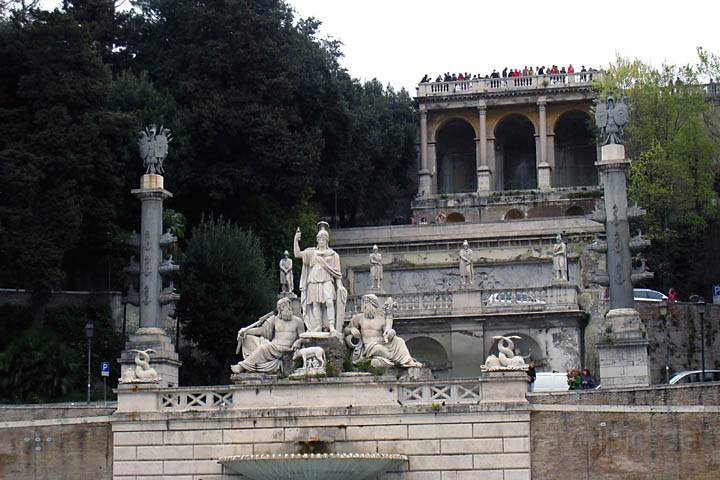 eu_it_rom_021.jpg - Statuen und die Aussichtsebene oberhalb des Piazza del Popolo