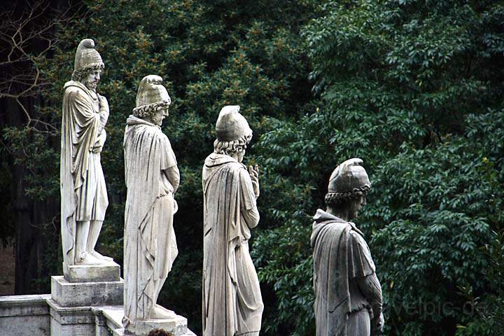 eu_it_rom_022.jpg - Die Männer aus Stein beobachten das Treiben auf dem Piazza del Popolo