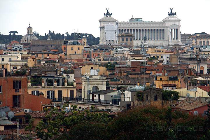 eu_it_rom_024.jpg - Ausblick von der Viale della Trinità dei Monti auf das Monumento Vittorio Emanuele II