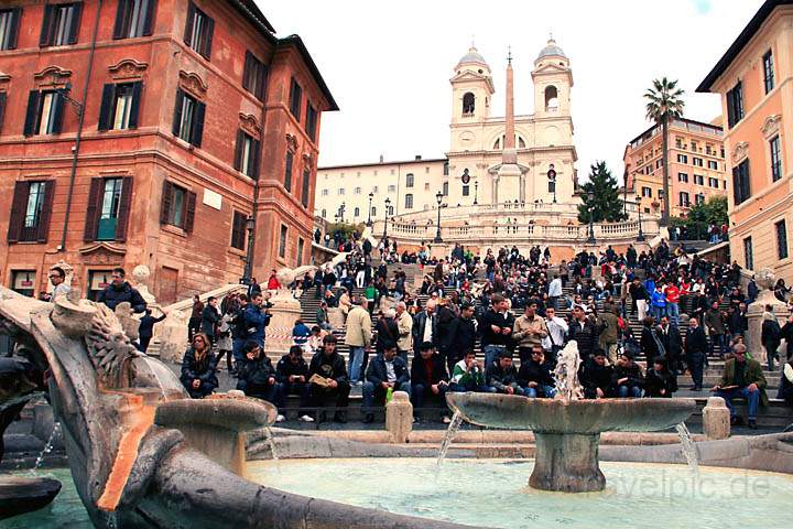 eu_it_rom_028.jpg - Die bekannte und viel bevölkerte spanische Treppe oberhalb des Piazza di Spagna