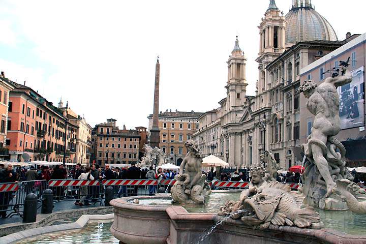 eu_it_rom_031.jpg - Der Fontana del Moro an der bekannten ovalen Piazza Navona in Rom