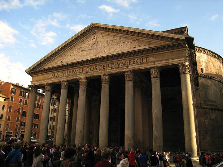 eu_it_rom_038.jpg - Die vom Kaiser Hadrian im 2. Jh. erbaute Fassade des Pantheon
