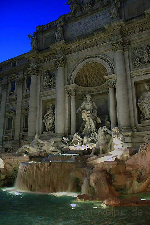 eu_it_rom_041.jpg - Der Trevi Brunnen in Rom nach Sonnenuntergang