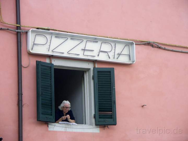 eu_it_toskana_007.JPG - Eine ältere Frau am Fenster über einer Pizzeria in Pisa, Toskana