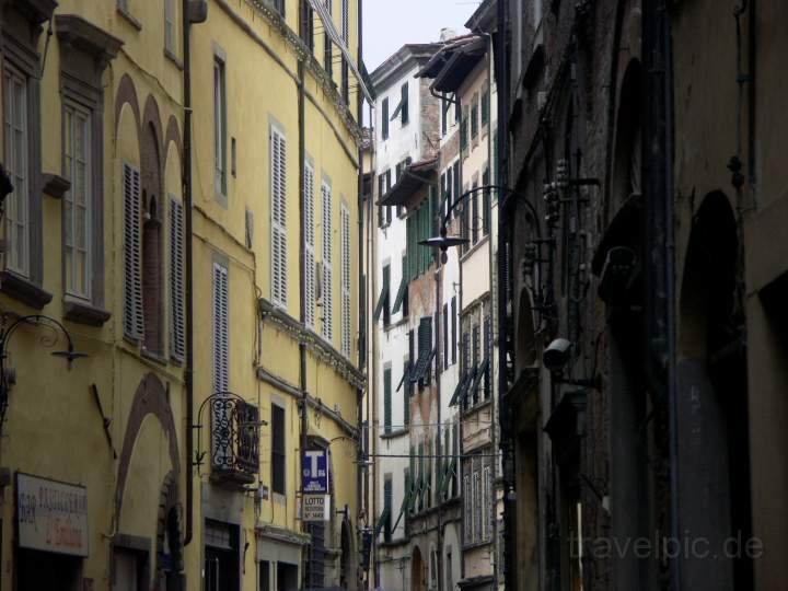 eu_it_toskana_011.JPG - Enge Gassen in der historischen Altstadt von Lucca in der Toskana