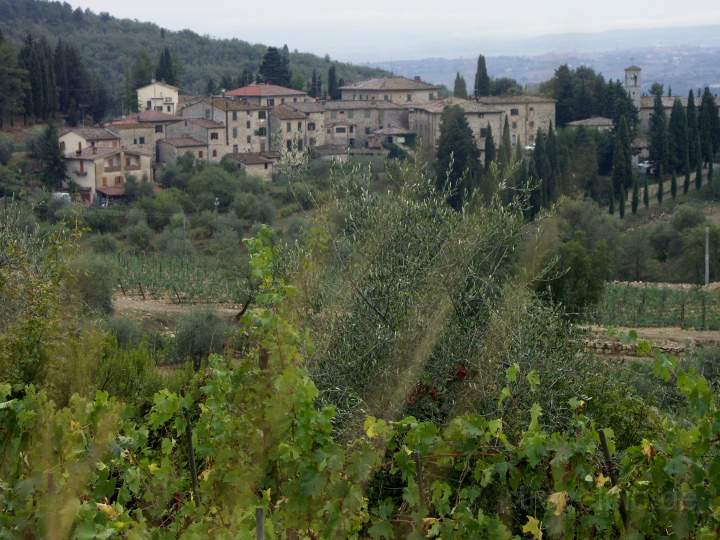 eu_it_toskana_013.JPG - Ein typisches Dorf im Niemandsland zwischen Florenz und Siena in der Toskana