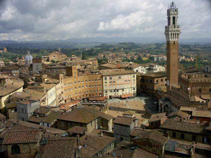 eu_it_toskana_015.JPG - Aussicht auf die Piazza del Campo in Siena vom Duomo Nuevo mit der Aussichtsterrasse Facciatone