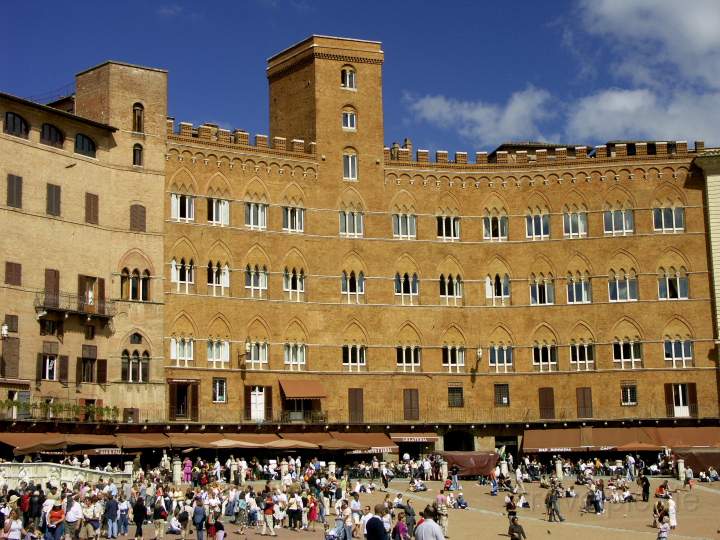 eu_it_toskana_019.JPG - Der massive Palazzo Sansedoni am zentralen Piazza del Campo in Siena, Toskana