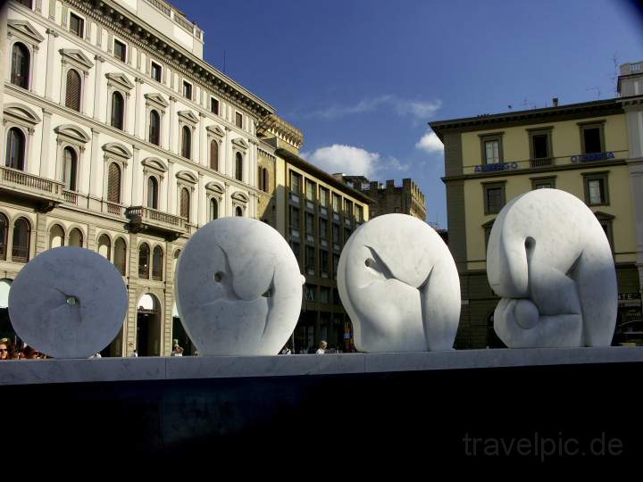 eu_it_toskana_026.JPG - Eine Skulpur am Piazza della Repubblica in Florenz, Toskana