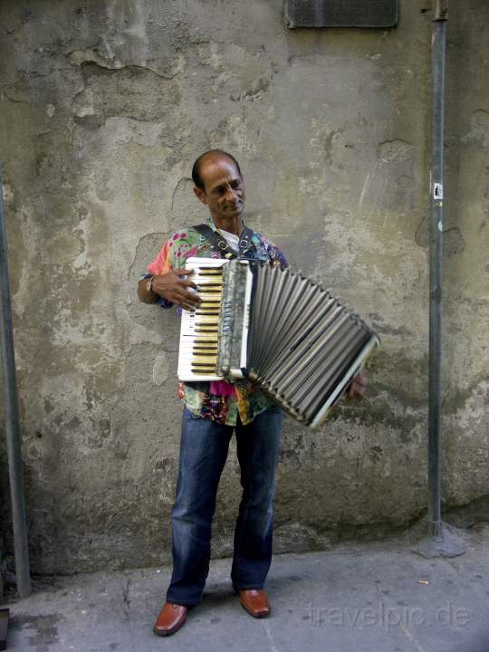 eu_it_toskana_029.JPG - Ein Straenmusikant in den Straen von Florenz in der Toskana