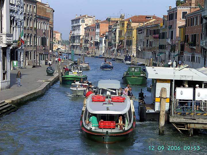 eu_it_venedig_010.jpg - Boote antlang des Canal Grande in Venedig