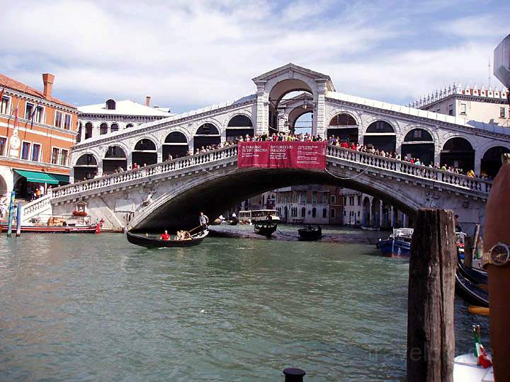 eu_it_venedig_017.jpg - Die berühmte Rialto Brücke in Venedig