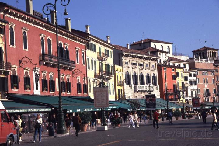 eu_it_verona_001.JPG - Die Piazza Brà in Verona nähe Gardasee, Norditalien