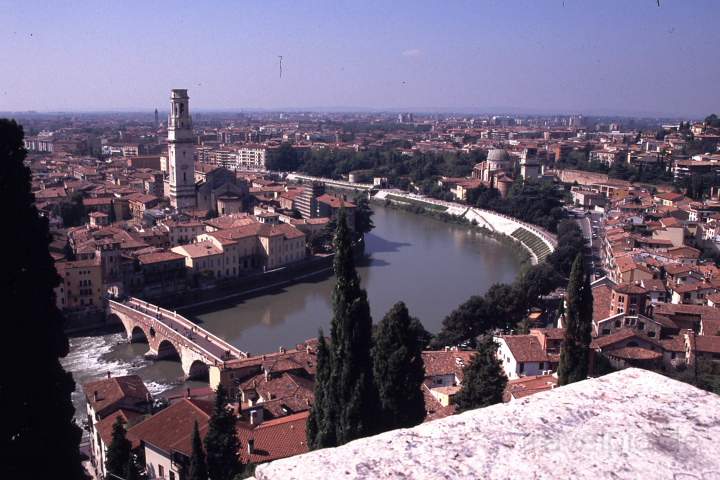 eu_it_verona_003.JPG - Der Ausblick auf Verona vom Colle di San Piedro, Norditalien