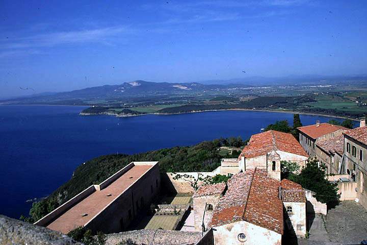 eu_it_elba_001.jpg - Blick auf Insel Elba von der Burg Populonia bei Piambino, Festland Italien