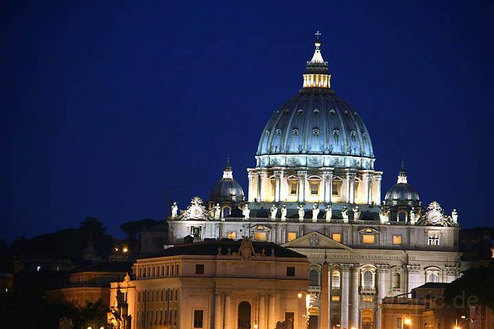 eu_it_rom_056.jpg - Die beleuchtete Shilouette des Petersdoms im Rom