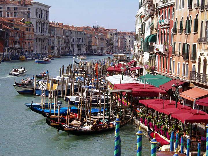 eu_it_venedig_016.jpg - Eine Gondelstation an der Uferseite Riva del Vin in Venedig