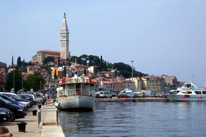 eu_kroatien_003.jpg - Blick vom Hafen auf Altstadt Rovinj in Istrien