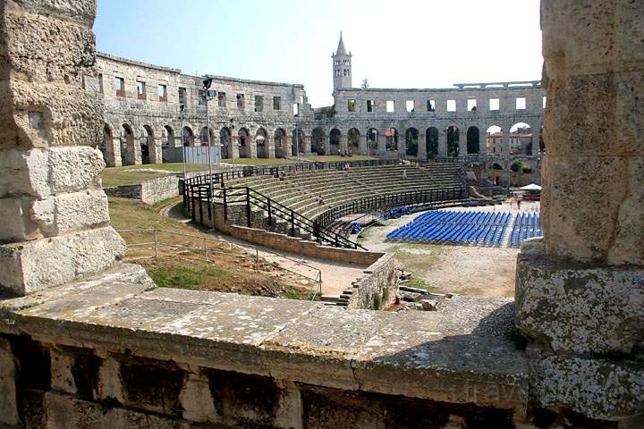 eu_kroatien_006.jpg - Innenansicht der römischen Arena und Amphitheater in Pula in Istrien