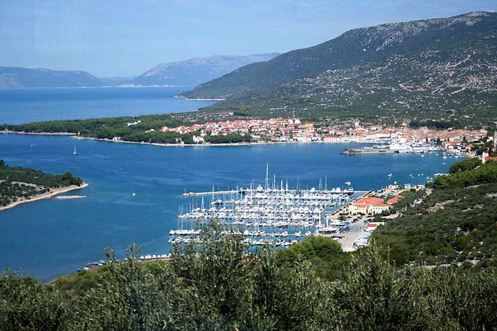 eu_kroatien_014.jpg - Blick auf Stadt Cres mit Jachthafen auf der Insel Cres