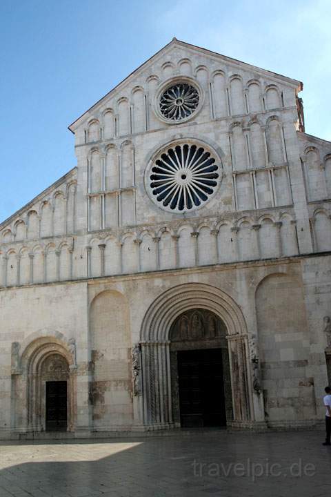 eu_kroatien_029.jpg - Das Protal der Kirche in Zadar, Dalmatien
