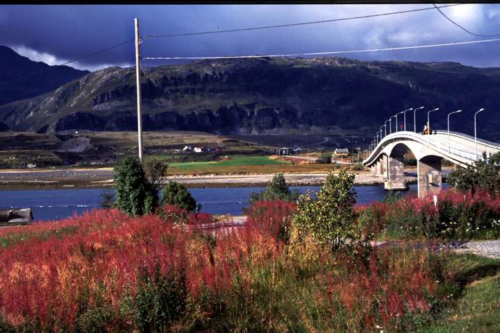 eu_norwegen_007.JPG - Farbenfrohe Landschaft mit Brücke in Hammerfest, Norwegen