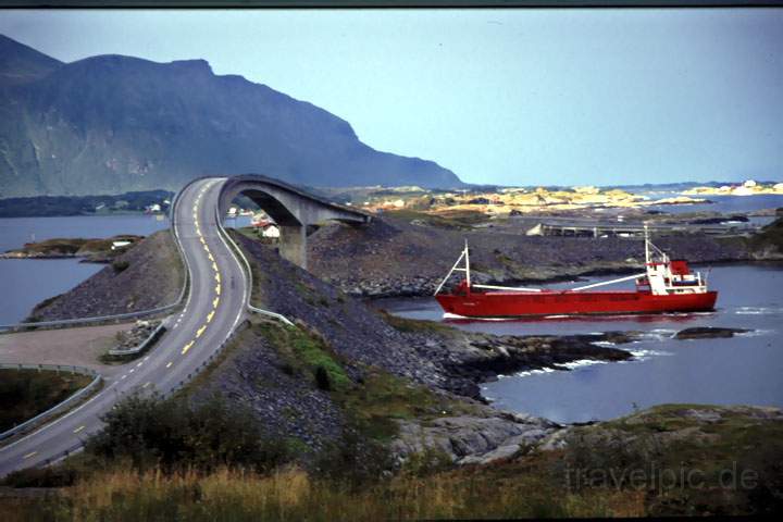 eu_norwegen_012.JPG - Eine kuriose Brücke auf der Atlantikküstenstraße in der Fjordlandschaft von Norwegen