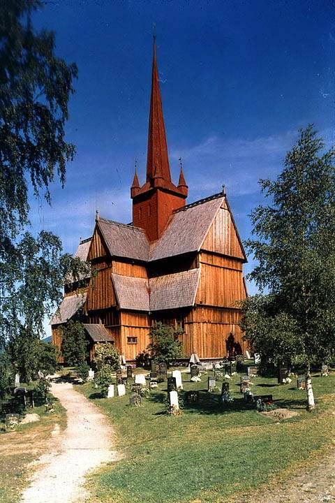 eu_norwegen_015.JPG - Eine typische alte Stabkirche Ringebu, Norwegen