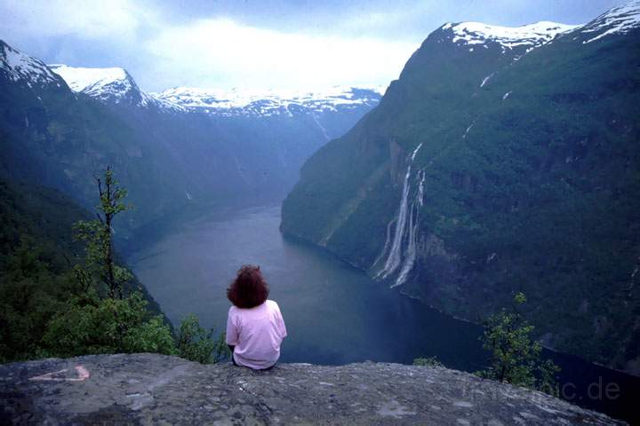 eu_norwegen_017.JPG - Der Blick in den Geiranger Fjord ist eine der Haupt-Sehenswürdigkeiten in Norwegen