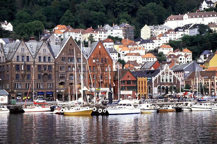 eu_norwegen_018.JPG - Die berühmte Häuserfassade mit alten Speicherhäusern in Bergen