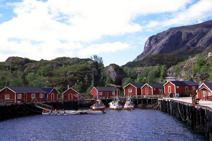 eu_norwegen_020.JPG - Idylle mit bunten Fischerhäuschen auf den Lofoten, Norwegen