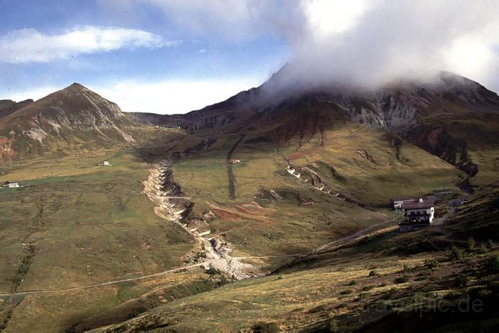 eu_at_alpen_007.JPG - Ü ber den Schartboden südlich der Meraner Hütte auf dem Fernwanderweg E5 in den Alpen