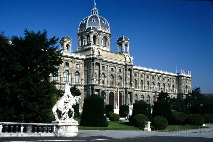 eu_at_wien_001.JPG - Das Naturhistorische Museum am Maria-Theresien-Platz in Wien, sterreich