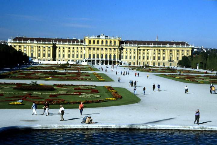 eu_at_wien_005.JPG - das eindrucksvolle Schloss Schönbrunn in Wien, Österreich