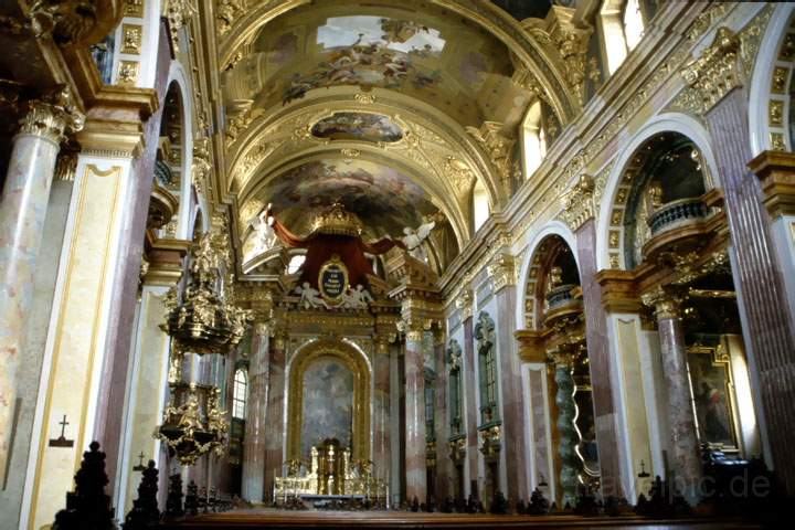 eu_at_wien_009.JPG - Die Jesuitenkirche mit ihrem freundlichen Inneren, Wien