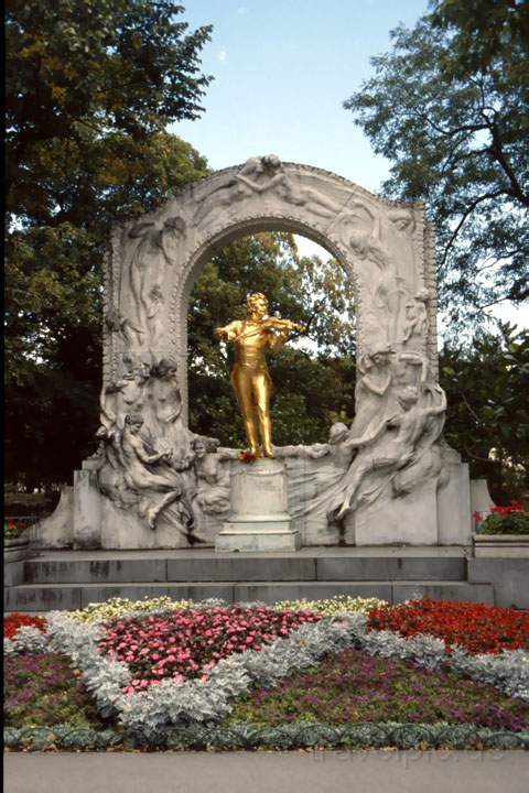 eu_at_wien_010.JPG - Die Mozart-Statue in Wien, Österreich