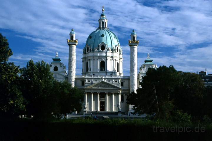eu_at_wien_011.JPG - Die orientalisch anmutende Karkskirche am Karlsplatz in Wien